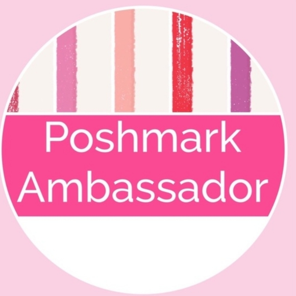 Meet your Posher, Nicole 🦄 - Picture 2 of 5